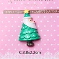 Macro view of a 3.8x2.2cm resin Christmas tree flatback with Santa face and gold glitter - Style C