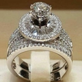 Luxuriöses Brautring-Set mit rundem Solitär und Pavé-Diamanten in eleganter Weißgold-Optik - Cy352