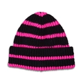 Dettaglio del berretto in maglia a righe nere e rosa con trama a coste visibile - Rosa Nero - Cappello a Righe per Bambini