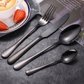4-teiliges Besteckset aus matt schwarzem Edelstahl mit Messer, Gabel und Löffeln auf Marmor - Schwarz 4-teiliges Set