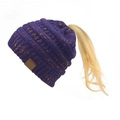 Dettaglio del berretto in maglia viola con foro per coda di cavallo e puntini colorati vivaci - Viola Chiaro Coriandoli (17)