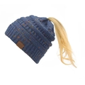 Dettaglio berretto in maglia blu scuro con foro per coda di cavallo e toppa in pelle - Blu Scuro Coriandoli Trecce (09)
