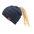Vista dettagliata del berretto in maglia blu navy con foro per coda di cavallo e toppa - Blu Scuro Picchiettato Maglia (21)