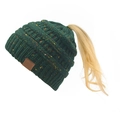 Dettaglio cappello in maglia verde scuro con foro per coda di cavallo e toppa in cuoio - Verde Scuro Coriandoli (10)