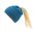 Dettaglio del berretto in maglia blu lago con foro per coda e patch in pelle - Blu Lago