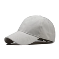 Detalle de la gorra de béisbol de gamuza sintética marfil con seis paneles y costuras finas - Ajustable / Gris claro