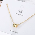 Elegante collar con colgante de cintura cilíndrica dorada en tarjeta de joyería blanca - Cobre / Juego de Collar de Oro