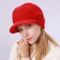 Rote Strickmütze mit Schirm für Damen, gefüttert mit dekorativem Bommel-Detail - Einheitsgröße / Rot