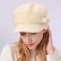 Damen Strickmütze in Cremeweiß mit Bommel und warmem Fleecefutter für den Winter - Einheitsgröße / Beige