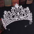 Detalle de la lujosa corona de novia barroca con metal plateado y cristales brillantes - Plata Gruesa Diamantes de Imitación Blancos