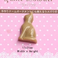 Detailed view of 17x31mm brown resin cat figurine for DIY phone case craft decoration - Small Cat Chocolate - Light Coffee