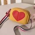 Bolso bandolera amarillo de ecopiel con parche de corazón rojo y correa de rayas de colores - Amarillo