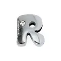 Dettaglio di un ciondolo a lettera R in metallo argento con cristallo bianco per bracciali da 8 mm - Cromo-Lettera R