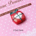 Makroaufnahme: 2,1x2,3cm rotes Weihnachtsgeschenk-Harz-Cabochon mit Glitzer und Schleife - Herz Geschenkbox