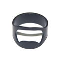 Gros plan d'une bague décapsuleur en acier inoxydable noir mat sur fond blanc - Noir