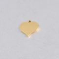 Detalle macro del colgante de corazón dorado pulido con acabado liso y enganche - 13*14mm / Oro de 18K
