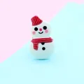 Breloque bonhomme de neige de Noël en résine avec bonnet et écharpe rayés rouges - Environ 2 cm / Style 6 - Bonhomme de neige au chapeau rouge