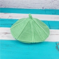 Boina verde menta de punto trenzado con textura acanalada sobre fondo de madera azul - Talla única(56-58cm) / Verde