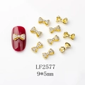 Détail de breloques nœuds dorés 9x5mm avec cristaux pour décoration d'ongles 3D élégante - Nœud Doré Entièrement Serti de Strass Fins (LF2577)