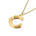 Collana dorata con pendente a lettera C e trama di bambù in acciaio al titanio - Ciondolo Lettera C (KP82099-KHX)