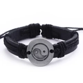 Pulsera de cuero trenzado negro retro con un dije de metal Yin Yang plateado antiguo - Negro
