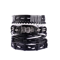Pulsera de cuero negro multicapa hecha a mano con dije de búho sobre fondo blanco - Colgante de Búho