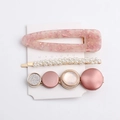 Set de 3 pinzas para el cabello rosa y dorado con perlas artificiales y resina brillante - Juego de Tres Piezas Textura Rosa Dorado / Gota de Agua Rosa