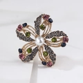 Detailansicht der Vintage-Blumenbrosche mit bunten Kristallen und zentraler Perle - Fünfblättrige Perlenblume