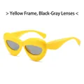 Lunettes de soleil tendance avec monture jaune épaisse et verres gris foncé en forme de lèvres - Monture Jaune Verres Gris
