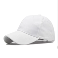 Vista lateral de gorra de béisbol de algodón blanco con estructura de seis paneles - Ajustable / Blanco