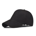 Primer plano de gorra de béisbol de ante negro que muestra la textura y el detalle de visera - Ajustable / Negro