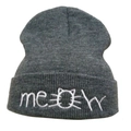 Gorro de punto gris oscuro con bordado meow blanco y diseño de orejas de gato - Gris con Etiqueta Blanca