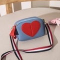 Mini bolso bandolera de cuero lichi azul con corazón rojo y correa de tejido a rayas - Azul
