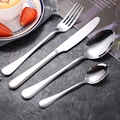 Poliertes Silber-Edelstahl-Besteckset mit Messer Gabel und Löffel auf dunklem Hintergrund - Silber 4-Teiliges Set