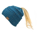 Dettaglio berretto in maglia blu con apertura a coda di cavallo e toppa in pelle - Blu Reale Coriandoli (13)