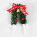 Décoration de gâteau de Noël avec aiguilles de pin, nœud rouge et cloche dorée - Arche de Cerf