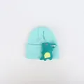 Detailansicht der minzgrünen Strickmütze mit einem süßen 3D-Krokodil-Cartoon-Aufnäher - Cartoon Dinosaurier / Hellblau