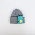 Detaillierte Textur der grauen Strickmütze für Babys mit 3D-Plüsch-Dinosaurier-Dekor - Cartoon Dinosaurier / Grau