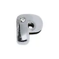 Vista macro di un ciondolo a lettera P d'argento da 8mm con pietra di zirconia - Cromo-Lettera P