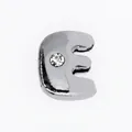 Makroaufnahme von silbernem Metall-Buchstaben E mit einem funkelnden Zirkonia für Armbänder - Chrom-Buchstabe E
