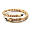 Gouden gedraaide kabel armband met zwarte pijlpunten in marmerpatroon - Gouden Lichaam Zwart Marmeren Patroon Tip (KB112773-K)