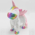 Unicorno di peluche bianco che cammina con ali rosa glitterate e dettagli arcobaleno - Occhi Sorridenti Bianco