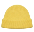 Detailaufnahme der gelben Strickmütze mit Rippenmuster und umgeschlagenem Rand für Winter - Gelb