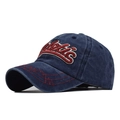 Dettaglio del cappellino in cotone lavato con ricamo 3D Athletic e linea rossa sulla visiera - Regolabile / Blu Scuro (02)