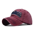 Dettaglio del cappellino vintage bordeaux lavato con ricamo 3D Athletic e cuciture blu navy - Regolabile / Rosso Vino (04)