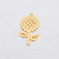 Primer plano de colgante de girasol dorado 31x50mm con detalles grabados calados - 31*50mm / Dorado