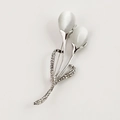 Elegante spilla a tulipano in argento con pietre occhio di gatto bianche e strass - Argento