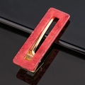 Détail d'une pince à cheveux en acétate marbré rouge avec paillettes et clip doré - Paillettes rouges carré