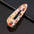 Détail du clip à cheveux en acétate avec motif marbré et support en métal doré - Acétate écaille goutte d'eau