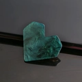 Macro detail of a dark green heart-shaped hair clip with shimmering glitter finish - Heart / Dark Green